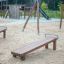 Dřevěný Gymnastic bench na hřišti.