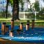 Jumping pegs venkovní herní prvek na modrém povrchu