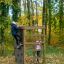Děti si hrají na Climbing box wooden playhouse v lese.