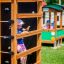 Dítě si hraje na Climbing box wooden playhouse v parku.