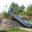 Děti si hrají na Hill Slide Wide h150 v parku.