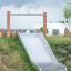 Venkovní hřištní skluzavka Hill Slide Wide h120 s dřevěnými podpěrami.