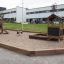 Oak Beam Section (running meter) rámující pískoviště na hřišti s dřevěnými herními prvky.