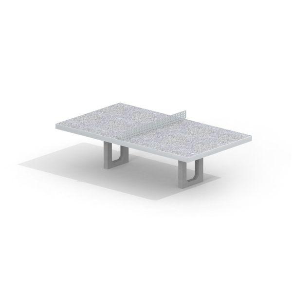 Betonový stolní tenisový stůl zapuštěný do země s kovovou sítí.