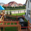 Děti si hrají na Jubilee Unit castle with slide na zahradě.