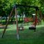Swing Frame (double swing) v parku s pneumatikovou houpačkou a houpačkou s kyblíkovým sedátkem.