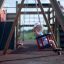 Dítě si užívá Swing Frame (double swing) na hřišti