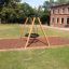 Swing Frame (single swing, wide) na travnatém hřišti s podkladem z dřevní štěpky