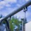 Detail Swing Metal Frame (double swing) s řetězy pod modrou oblohou