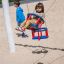 Dítě sedící na Swing seat: Baby seat na hřišti