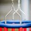 Swing seat: Baby seat s červenými tyčemi a modrým rámem, detailní pohled.
