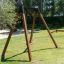 Swing seat: Safety seat na dřevěném rámu na venkovním hřišti.