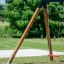 Swing seat: Safety seat na dřevěném rámu houpačky v travnatém parku