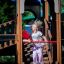 Dítě si hraje na Camelot castle with slide na hřišti.