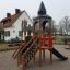 Tintagel playground castle v parku se skluzavkami a lezeckými schody.