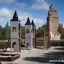 Tintagel playground castle v parku se starou cihlovou věží v pozadí