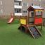 Hill Slide SL90 s červenou skluzavkou a dřevěným domečkem na dětském hřišti