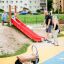 Děti si hrají na Hill Slide SL150 na hřišti.