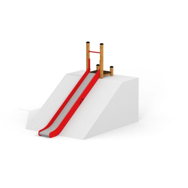 Červená skluzavka na bílém hliněném valu na hřišti, Hill Slide SL180.