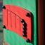 Detail panelu Smart playhouse with slide v zelené a červené barvě