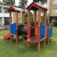 Smart playhouse with slide v prostředí hřiště.