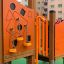 Smart playhouse with slide v oranžové barvě s různými tvary a lezeckými prvky
