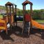 Smart playhouse with slide v prostředí parku