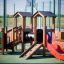 Smart playhouse with slide v prostředí venkovního hřiště