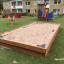 Sandpit na hřišti umístěném před obytnými budovami