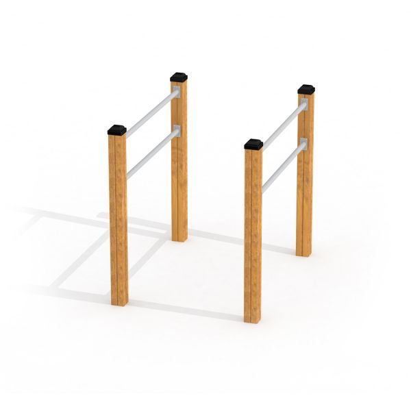 Parallel bar s dřevěnými sloupky a kovovými příčkami.
