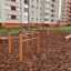Parallel bar venkovní cvičební vybavení na dětském hřišti s povrchem z dřevěné štěpky