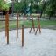 Training rack wooden ladder na venkovním hřišti s pískovým povrchem