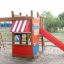 Herní konstrukce Kiosk s červenou skluzavkou a lezeckou sítí.