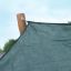 Sun Shade Triangle 3x3x3 Nature (Robinia) v detailním pohledu připevněné k dřevěnému sloupku.