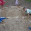 Děti si hrají v Dino sandbox base, kopou a objevují.