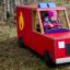 Děti si hrají na Fire brigade truck na trávě.