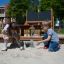 Děti si hrají na All accessible sandbox na hřišti.
