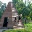 Děti si hrají v Wigwam wooden house.