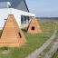 Wigwam wooden house pro děti v zahradním prostředí.