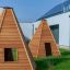 Dva Wigwam wooden house na zelené trávě.