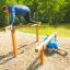 Dva lidé cvičí na Double Jump Bars ve venkovním fitness parku.