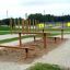 Venkovní fitness vybavení - Double Jump Bars v otevřeném sportovním parku.