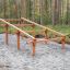 Climb Obstacle wooden ladder v lesní herní oblasti.