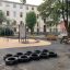 Hřiště s Tires (10 pcs) uspořádanými na asfaltu.