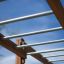 Horizontal Ladder Large â€“ venkovní hřištní vybavení s kovovými příčkami a dřevěným rámem.