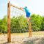 Chlapec leze na V-shape Net Large climbing net na venkovním hřišti.