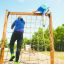 Děti lezou na V-shape Net Large climbing net v parku.