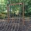 V-shape Net Large climbing net nainstalovaný na venkovním hřišti.