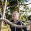 Osoba leze na V-shape Net Large climbing net venku