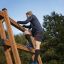 Muž leze na Step And Climb wooden ladder venku.